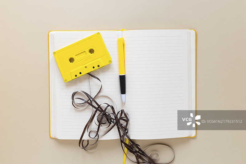 俯视角度：笔记本与卡带图片素材