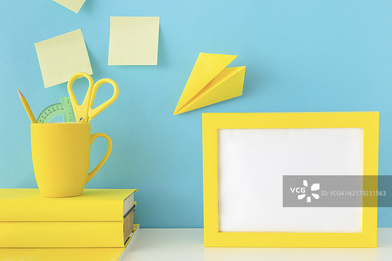 时尚工作区黄色边框纸飞机图片素材