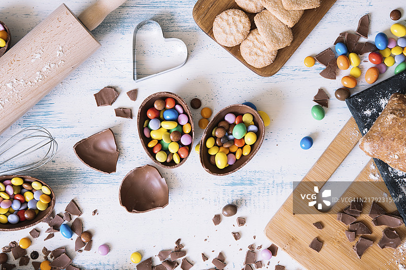 糕点附近的巧克力彩蛋和糖果图片素材