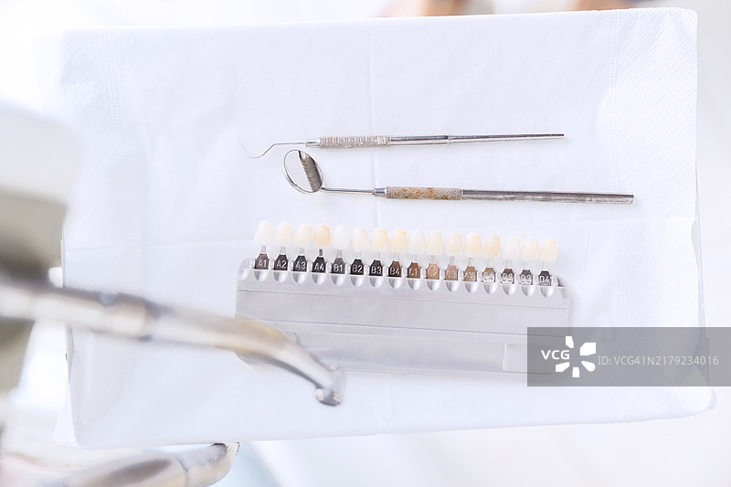 牙齿色阶与其他牙科工具图片素材