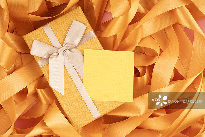 装饰黄色丝带和空白标签的精美礼品盒，可添加您的文字图片素材