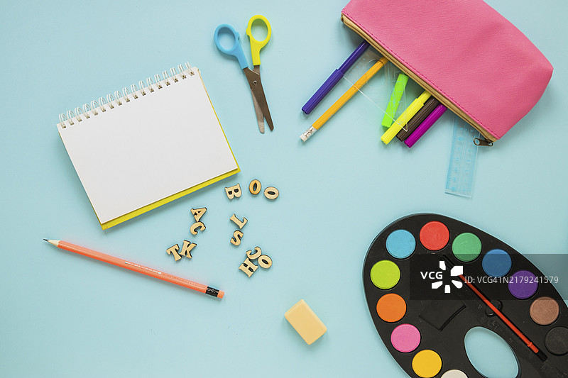 随意摆放的书写工具图片素材