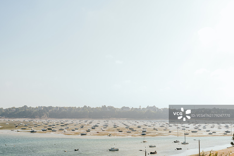 法国布列塔尼迪纳尔的海岸和码头图片素材