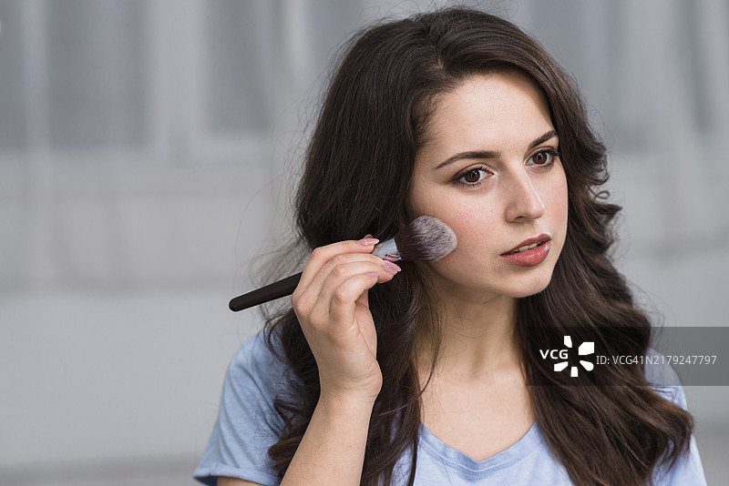 女人扑粉图片素材