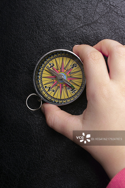 手持磁罗盘，黑色背景图片素材