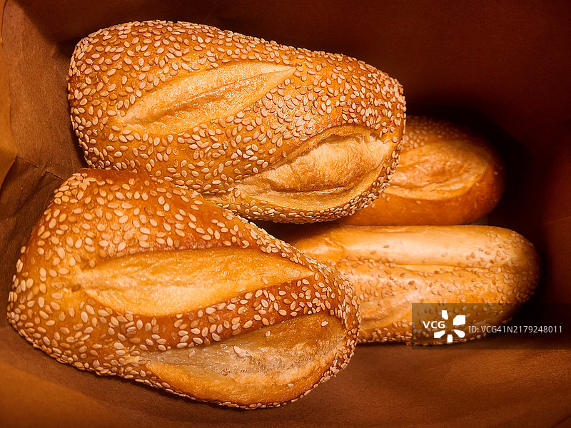 乡村风味芝麻粗面粉面包卷图片素材