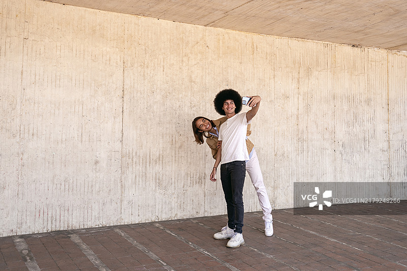 年轻网红朋友在街头录制视频博客图片素材