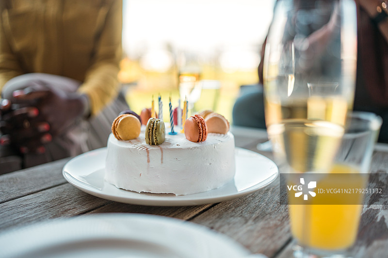 生日庆祝桌上摆放着蛋糕和饮料图片素材