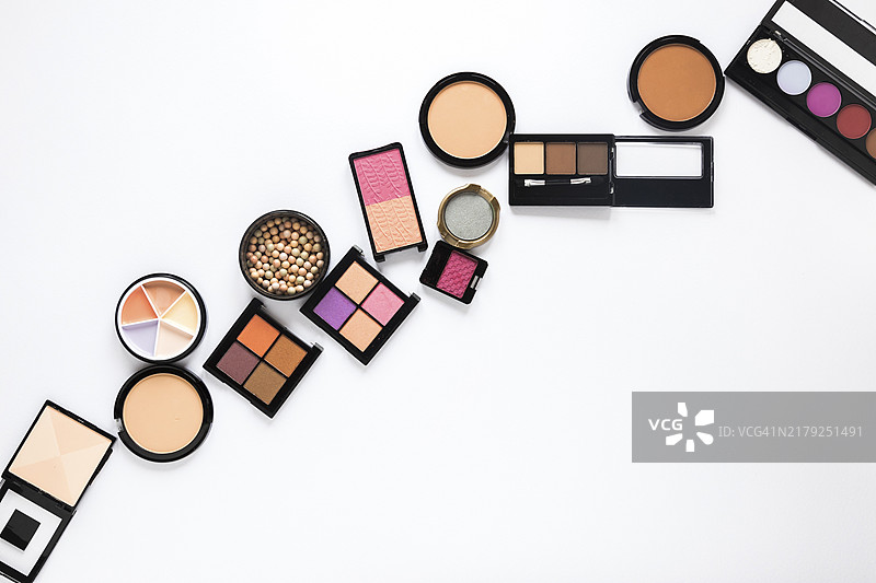 桌面上的眼影和散粉图片素材