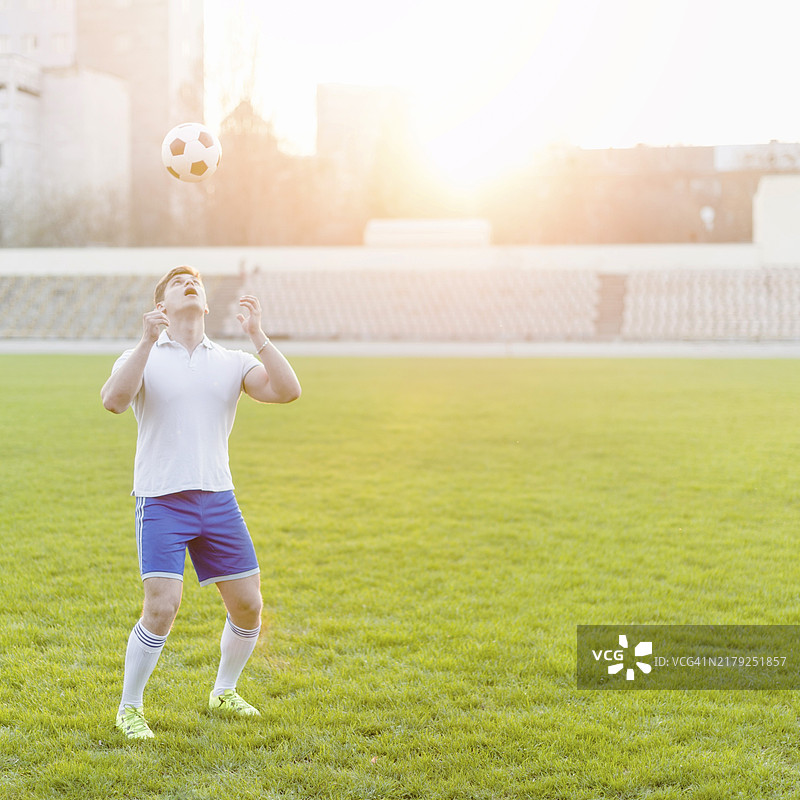 投掷球的年轻运动员图片素材