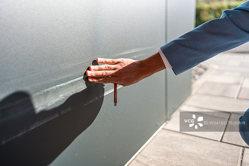 中东房地产经纪人打开门图片素材