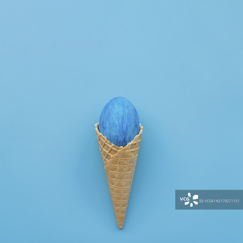 蓝色鸡蛋仔蛋卷，蓝色背景图片素材