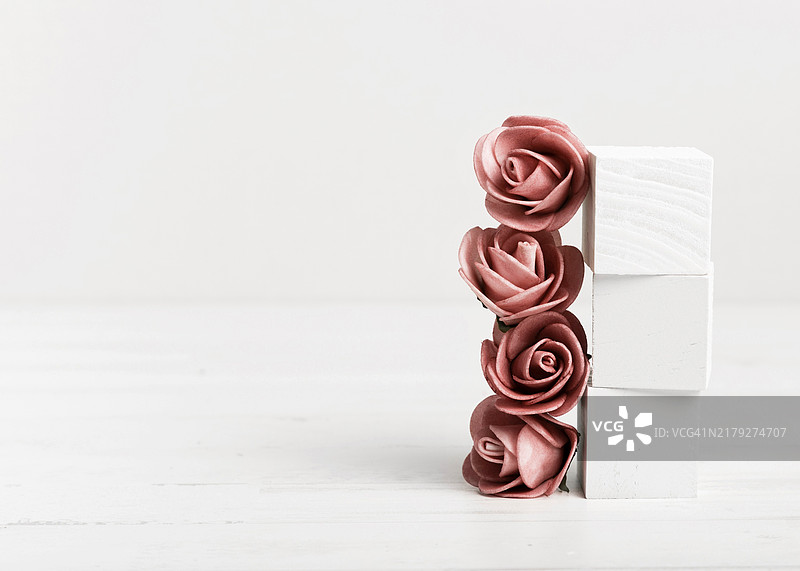 白色立方体玫瑰花，带文案空间图片素材