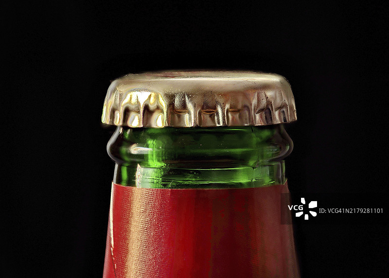 带金色皇冠瓶盖的绿色啤酒瓶图片素材