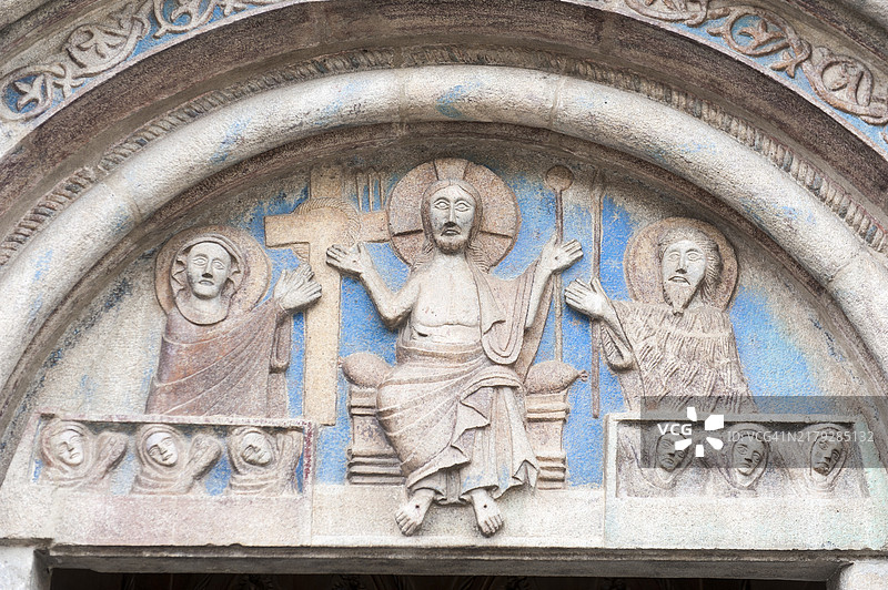 意大利弗留利-威尼斯朱利亚杰莫纳圣母升天大教堂中殿的中世纪浮雕图片素材