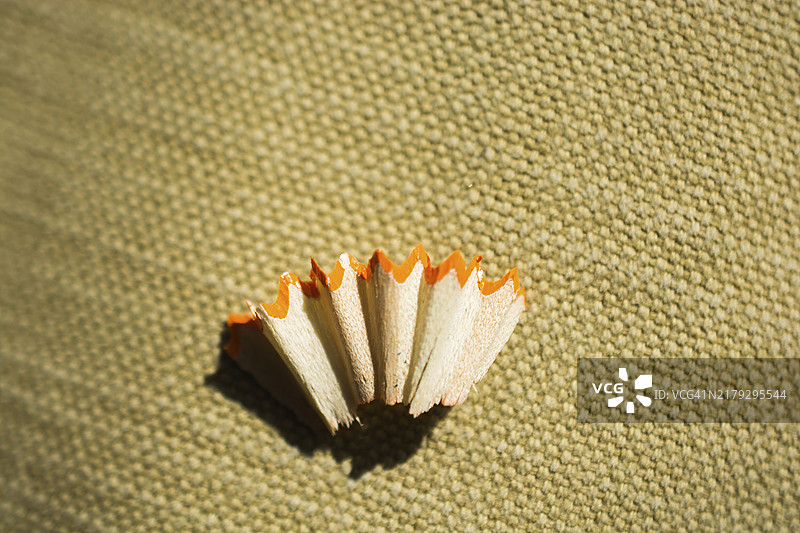 彩色背景上的彩色铅笔屑图片素材