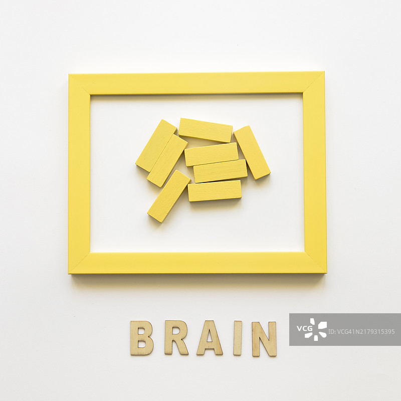 脑部文字旁边的黄色木块框架图片素材