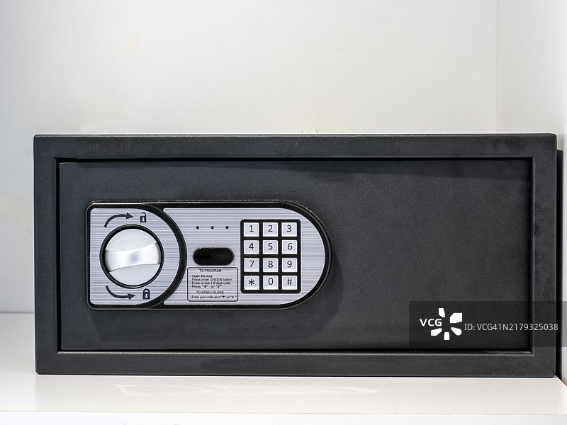 酒店房间衣柜内的保险箱特写图片素材