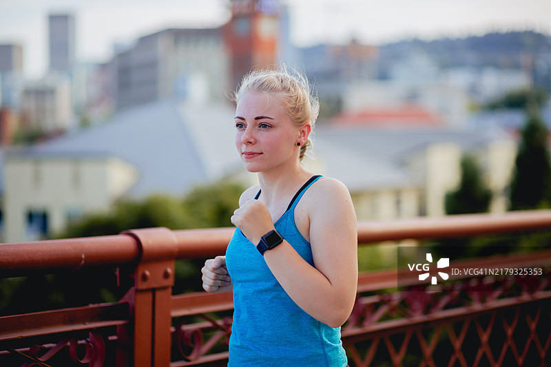 在城市里跑步的健壮年轻女人图片素材