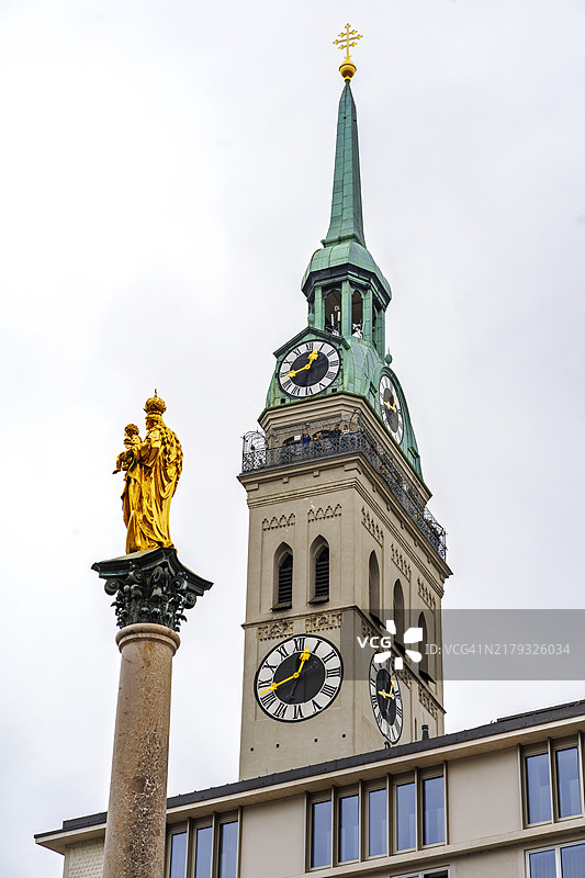 慕尼黑圣母柱和圣彼得教堂的塔钟图片素材