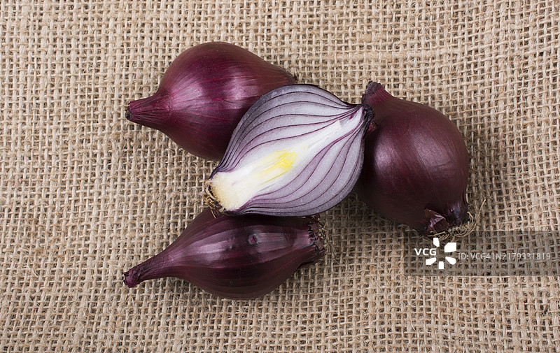 特定背景上的半个红色洋葱图片素材