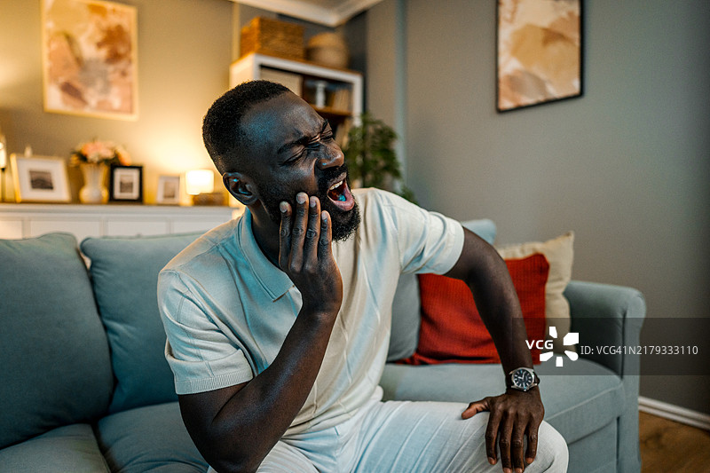 患有牙痛的年轻男人图片素材