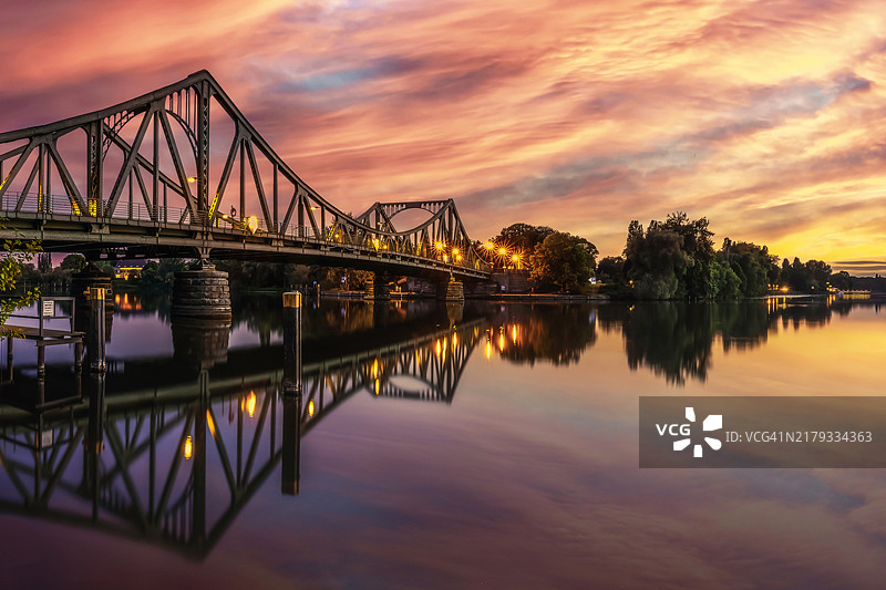 柏林和波茨坦之间日落时的格利尼克桥图片素材