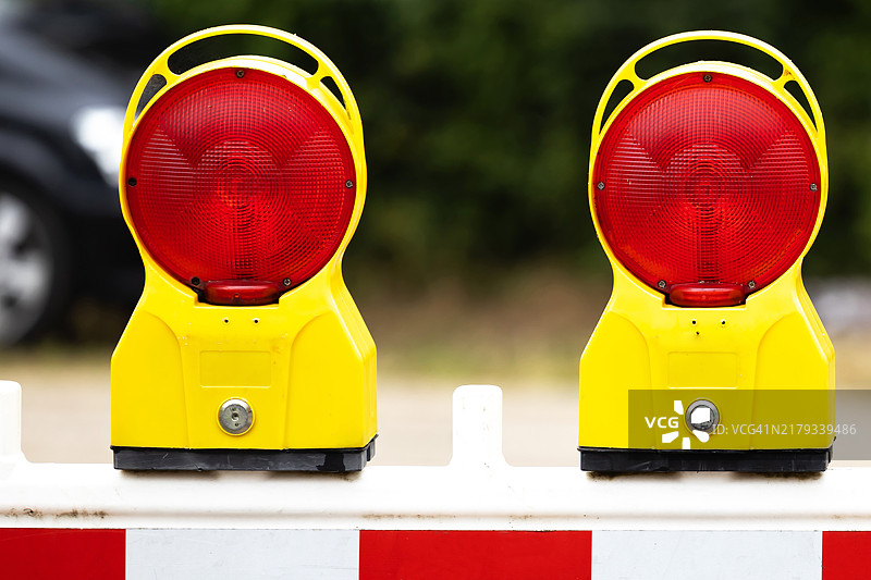 道路封闭的两个红色警示灯图片素材