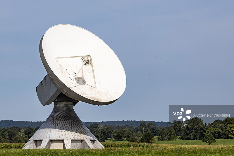 自然环境中的大型抛物面天线图片素材