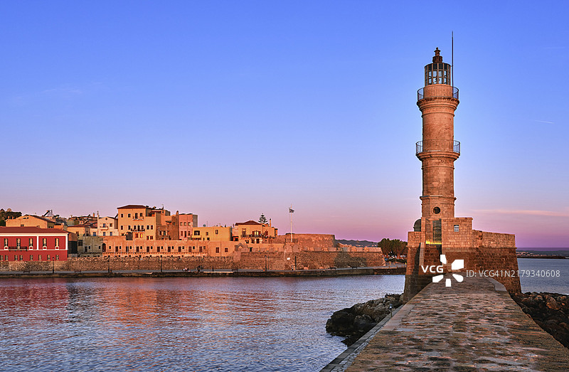 希腊克里特岛干尼亚老威尼斯港口的埃及灯塔日出景色图片素材