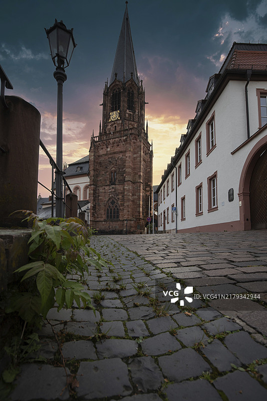 带有半木结构房屋、集市广场和教堂的旧城区局部，阿沙芬堡，巴伐利亚图片素材