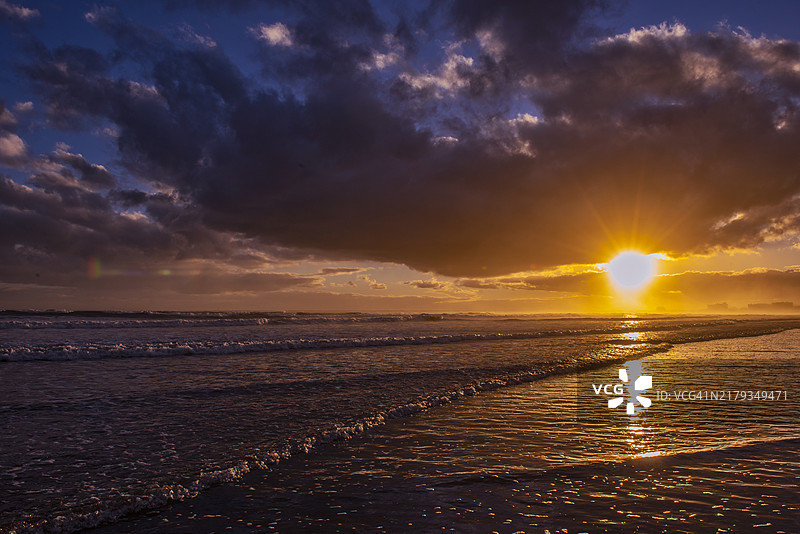 缅因州斯卡伯勒松树角海滩的壮丽日落图片素材