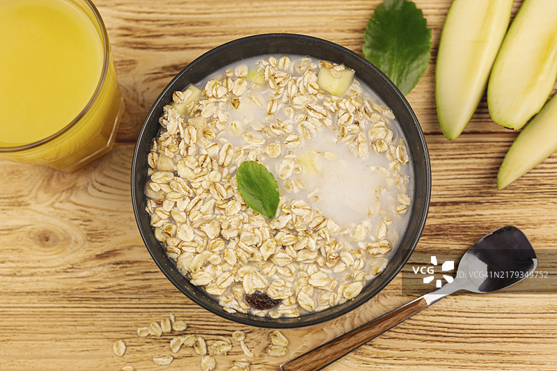 燕麦粥碗配一杯橙汁图片素材