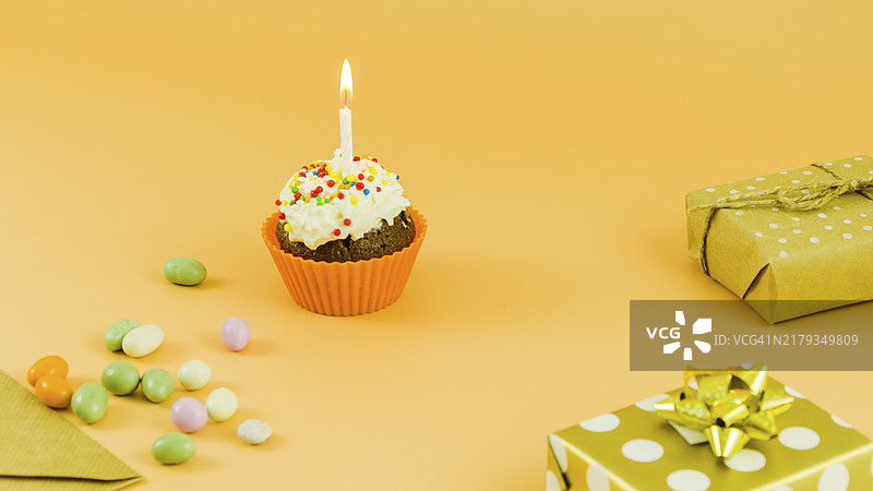 生日纸杯蛋糕与蜡烛礼物精美照片图片素材