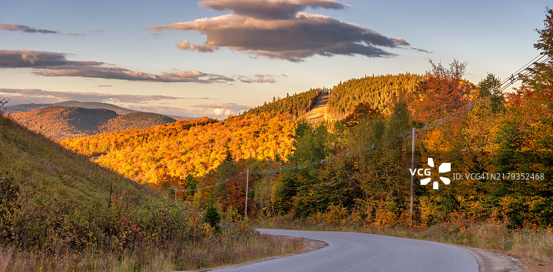 缅因州贝瑟尔，周日河度假村的秋日景色图片素材