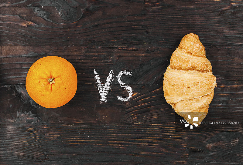 橙子与羊角面包图片素材