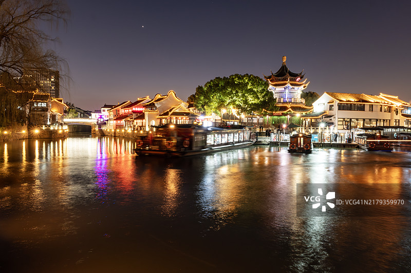 中国苏州山塘河和山塘街美丽的夜景图片素材
