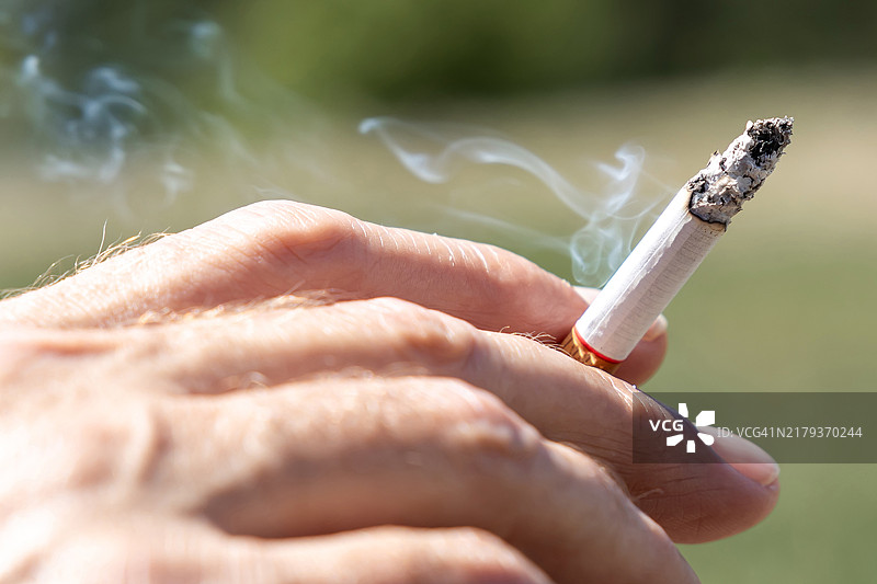 人手夹着香烟图片素材