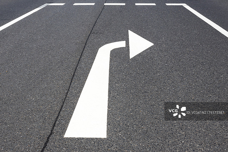 道路上的白色大箭头图片素材