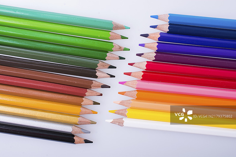 放置在白色背景上的各种颜色的彩色铅笔图片素材
