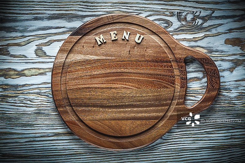 木质表面上的雕刻板文字图片素材