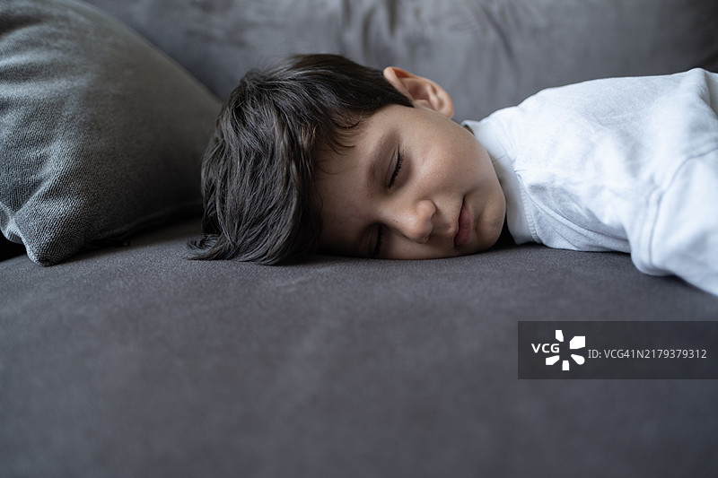小男孩在沙发上睡觉图片素材