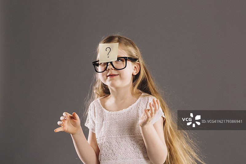 贴着便利贴的有趣女孩图片素材