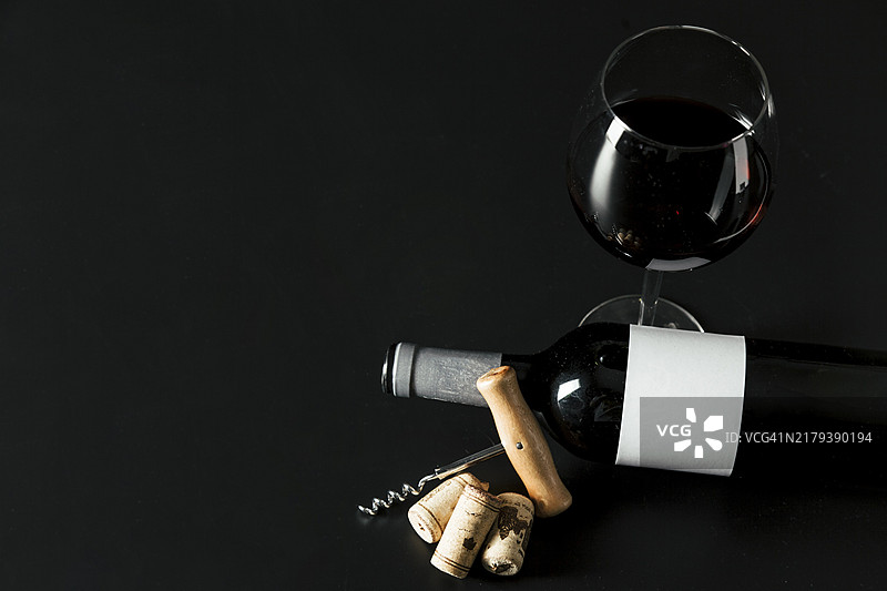 从瓶塞钻附近看葡萄酒杯图片素材