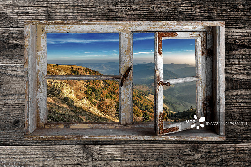 透过花树看到的贝尔兴通往小维森塔尔的乡村木窗景色，黑森林，巴登-符腾堡州，德国，欧洲图片素材