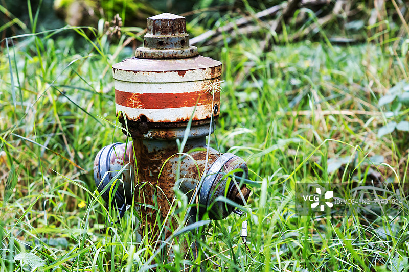 户外的旧消防栓图片素材