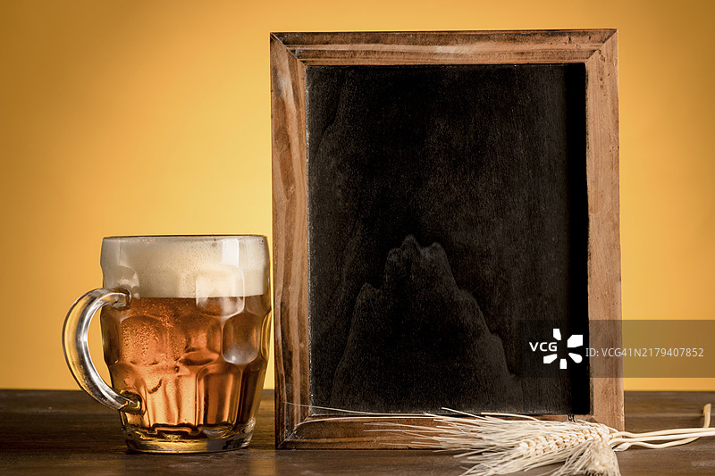 玻璃啤酒杯黑板木桌图片素材