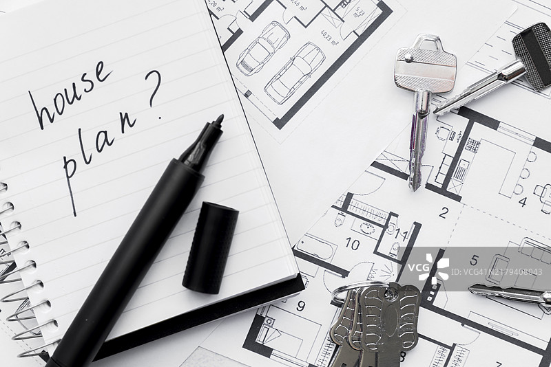 带有问号标志的房屋平面图，写在带有毡尖笔钥匙蓝图的笔记本上图片素材