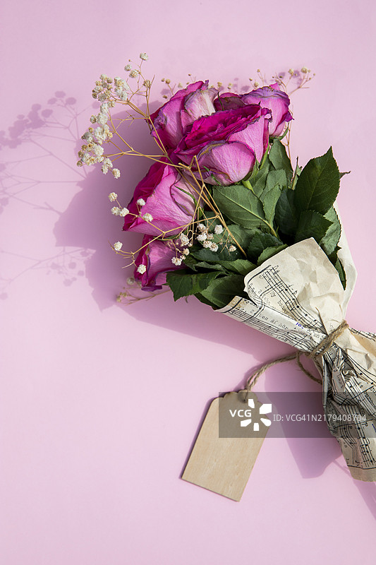 用乐谱包裹的玫瑰花束图片素材