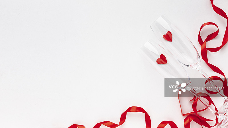 香槟酒杯摆件，白色背景留白图片素材